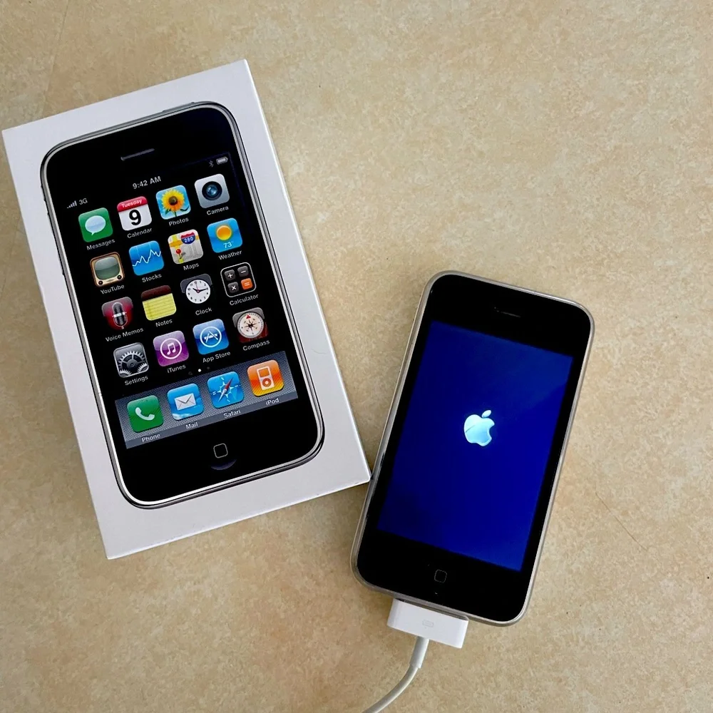Apple iPhone 3GS 16GB White *MATCHING BOX* Vintage Collector Set